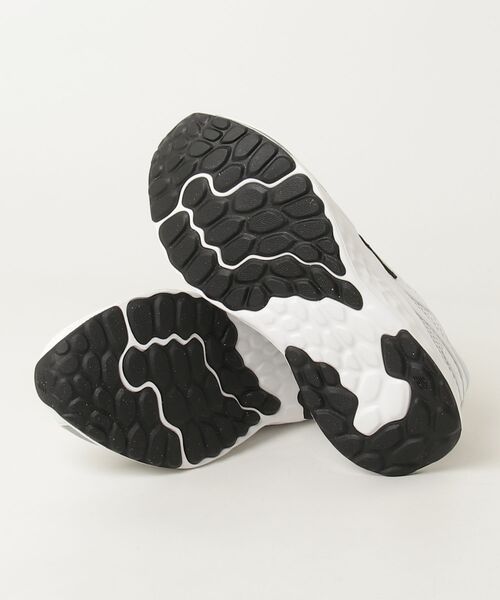 NEW BALANCE(ニューバランス)の「Fresh Foam Arishi v4 Tiralux(スニーカー・レディース・ホワイト・22.5cm/23.0cm/23.5cm/24.0cm/24.5cm/25.0cm/25.5cm)」の4枚目の写真