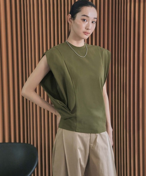ELFRANK(エルフランク)の「ワイドショルダーノースリーブボックスシルエットトップス【洗える】(Tシャツ/カットソー・レディース・カーキ/ブラック/オフホワイト・L/M)」の3枚目の写真