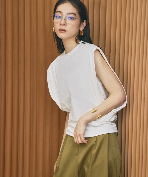 ELFRANK(エルフランク)の「ワイドショルダーノースリーブボックスシルエットトップス【洗える】(Tシャツ/カットソー・レディース・カーキ/ブラック/オフホワイト・L/M)」の6枚目の写真