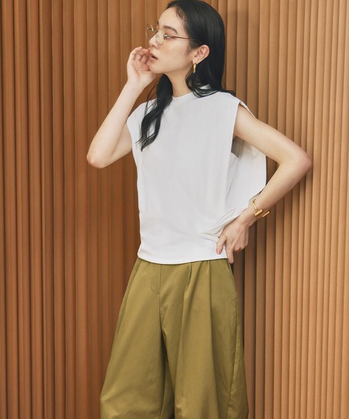 ELFRANK(エルフランク)の「ワイドショルダーノースリーブボックスシルエットトップス【洗える】(Tシャツ/カットソー・レディース・カーキ/ブラック/オフホワイト・L/M)」の7枚目の写真