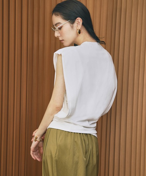 ELFRANK(エルフランク)の「ワイドショルダーノースリーブボックスシルエットトップス【洗える】(Tシャツ/カットソー・レディース・カーキ/ブラック/オフホワイト・L/M)」の10枚目の写真