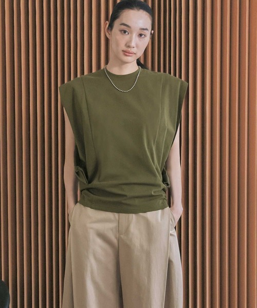 ELFRANK(エルフランク)の「ワイドショルダーノースリーブボックスシルエットトップス【洗える】(Tシャツ/カットソー・レディース・カーキ/ブラック/オフホワイト・L/M)」の11枚目の写真