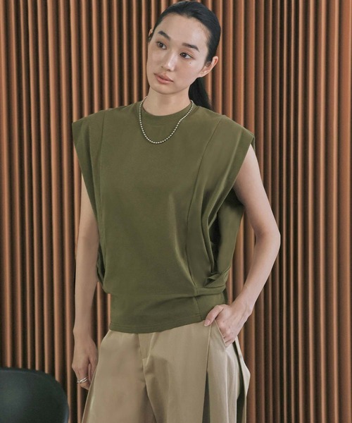 ELFRANK(エルフランク)の「ワイドショルダーノースリーブボックスシルエットトップス【洗える】(Tシャツ/カットソー・レディース・カーキ/ブラック/オフホワイト・L/M)」の14枚目の写真