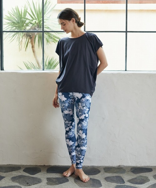 Julier Yoga and Relax(ジュリエヨガアンドリラックス)の「Julier (定番)ライトプライムドレープトップス(Tシャツ/カットソー・レディース・ネイビー/チャコール/ラベンダー/ホワイト・FREE)」の11枚目の写真