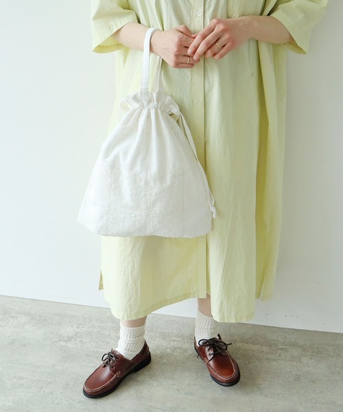 PAR ICI（パーリッシィ）の「【WEB限定】パッチワーク刺繍 巾着バッグ（ショルダーバッグ・レディース・ホワイト・FREE）」の3枚目の写真