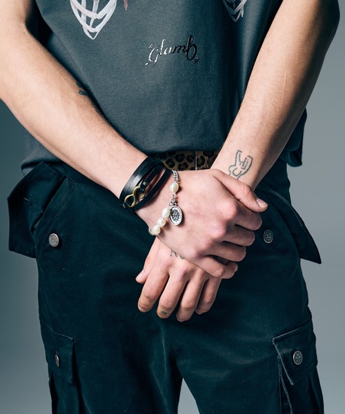 glamb(グラム)の「Penta Leather Bracelet / ペンタレザーブレスレット(ブレスレット・メンズ・ブラック・FREE)」の3枚目の写真