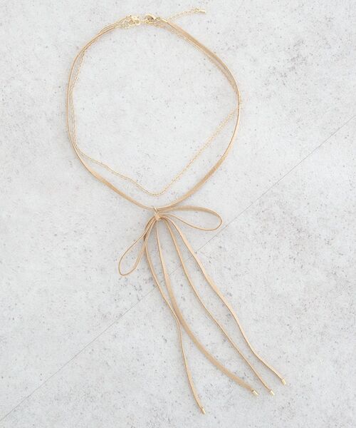 earth music&ecology(アースミュージックアンドエコロジー)の「スエードライクリボンネックレス(ネックレス・レディース・ブラック/ベージュ・FREE)」の2枚目の写真