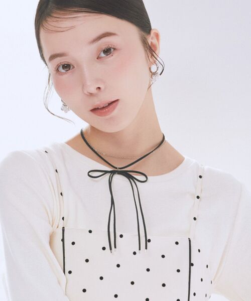 earth music&ecology(アースミュージックアンドエコロジー)の「スエードライクリボンネックレス(ネックレス・レディース・ブラック/ベージュ・FREE)」の3枚目の写真