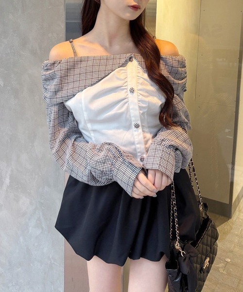 one after another NICE CLAUP(ワンアフターアナザーナイスクラップ)の「チェックブロッキングカラーオフショルブラウス(シャツ/ブラウス・レディース・ホワイト×ブラック/ホワイト×レッド/ネイビー・FREE)」の1枚目の写真