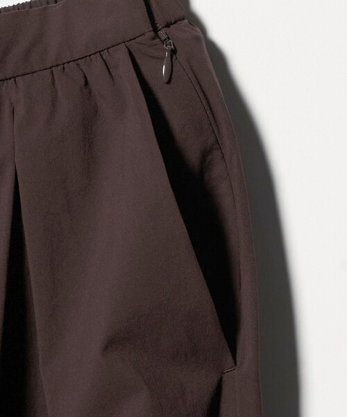 UNITED ARROWS(ユナイテッドアローズ)の「ギャザー フレア パンツ ‐はっ水 ウォッシャブル‐(その他パンツ・レディース・ライトピンク/ダークブラウン/ブラック・36/38)」の12枚目の写真