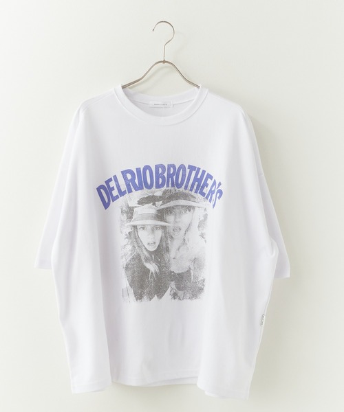 Chick(チック)の「Photo-Printed Crew Neck T-Shirt / フォトプリント クルーネックTシャツ 秋 秋服 2026年秋冬(Tシャツ/カットソー・レディース・ホワイト/ブラック/グレー・FREE)」の1枚目の写真