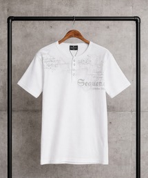 SEQUENZ（シークエンズ）の「SEQUENZ (シークエンズ) Tシャツ 半袖 ロゴプリント リブ素材 スナップボタン ヘンリーネック カットソー ユニセックス（Tシャツ/カットソー）」