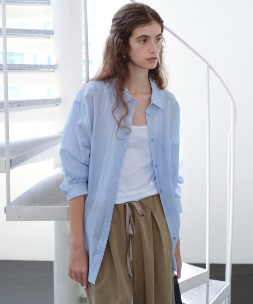 URAGO(ユラーゴ)の「Sandy textured shirt(シャツ/ブラウス・レディース・アイボリー/スカイブルー・FREE)」の6枚目の写真