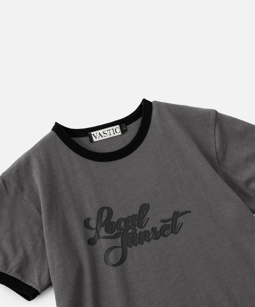 VASTIC(バスティック)の「サンセットリンガーTシャツ_チャコール(Tシャツ/カットソー・メンズ・チャコール・MEDIUM/LARGE/X-LARGE)」の4枚目の写真
