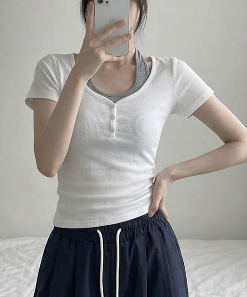 VIVID LADY(ビビッドレディー)の「ホルターネックドッキング レイヤード風 リブトップス(Tシャツ/カットソー・レディース・グレー/ブラック/ホワイト・FREE)」の2枚目の写真