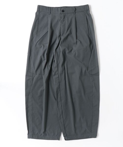 BEAVER(ビーバー)の「B omnivore/ビーオムニボー TUCK CURB PANTS タックカーブパンツ(スラックス・メンズ・ブラック/グレー・M/L)」の2枚目の写真