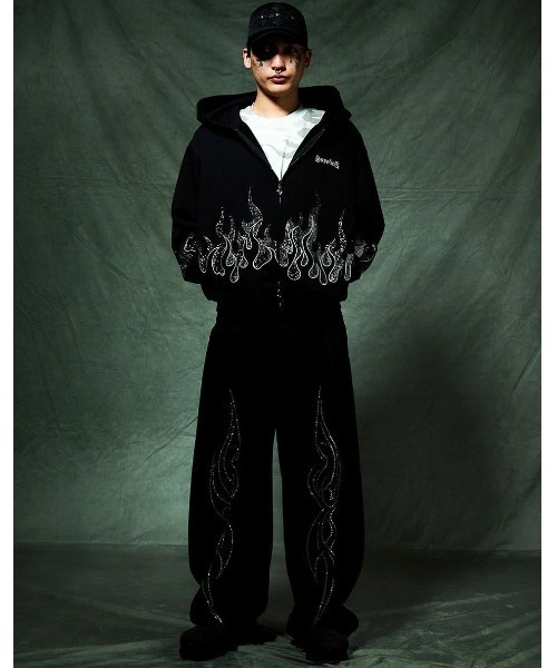 SUPPLIER(サプライヤー)の「A'GEM/9 × .kom 『SUPPLIER/サプライヤー』 Fire Pattern Rhinestone Zip Hoodie/ファイヤーパターン ラインストーン ジップ パーカー(パーカー・メンズ・ブラック/レッド・L)」の4枚目の写真