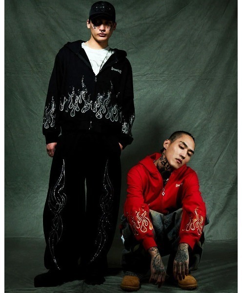 SUPPLIER(サプライヤー)の「A'GEM/9 × .kom 『SUPPLIER/サプライヤー』 Fire Pattern Rhinestone Zip Hoodie/ファイヤーパターン ラインストーン ジップ パーカー(パーカー・メンズ・ブラック/レッド・L)」の10枚目の写真