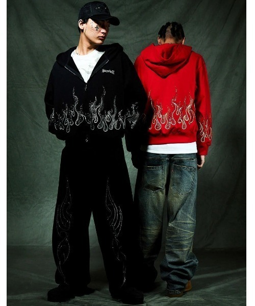 SUPPLIER(サプライヤー)の「A'GEM/9 × .kom 『SUPPLIER/サプライヤー』 Fire Pattern Rhinestone Zip Hoodie/ファイヤーパターン ラインストーン ジップ パーカー(パーカー・メンズ・ブラック/レッド・L)」の8枚目の写真