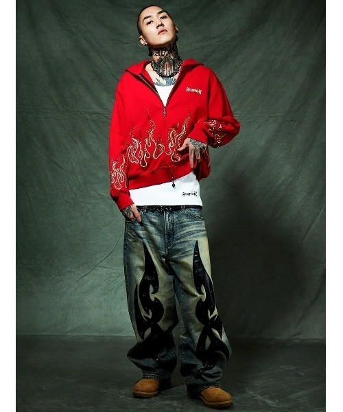 SUPPLIER(サプライヤー)の「A'GEM/9 × .kom 『SUPPLIER/サプライヤー』 Fire Pattern Rhinestone Zip Hoodie/ファイヤーパターン ラインストーン ジップ パーカー(パーカー・メンズ・ブラック/レッド・L)」の13枚目の写真