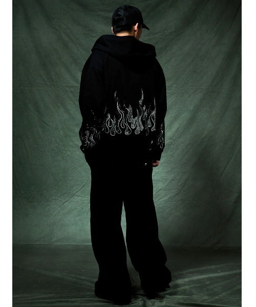 SUPPLIER(サプライヤー)の「A'GEM/9 × .kom 『SUPPLIER/サプライヤー』 Fire Pattern Rhinestone Zip Hoodie/ファイヤーパターン ラインストーン ジップ パーカー(パーカー・メンズ・ブラック/レッド・L)」の6枚目の写真
