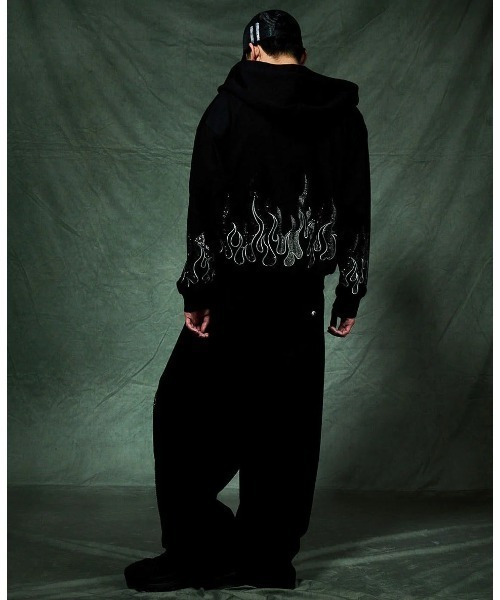 SUPPLIER(サプライヤー)の「A'GEM/9 × .kom 『SUPPLIER/サプライヤー』 Fire Pattern Rhinestone Zip Hoodie/ファイヤーパターン ラインストーン ジップ パーカー(パーカー・メンズ・ブラック/レッド・L)」の5枚目の写真
