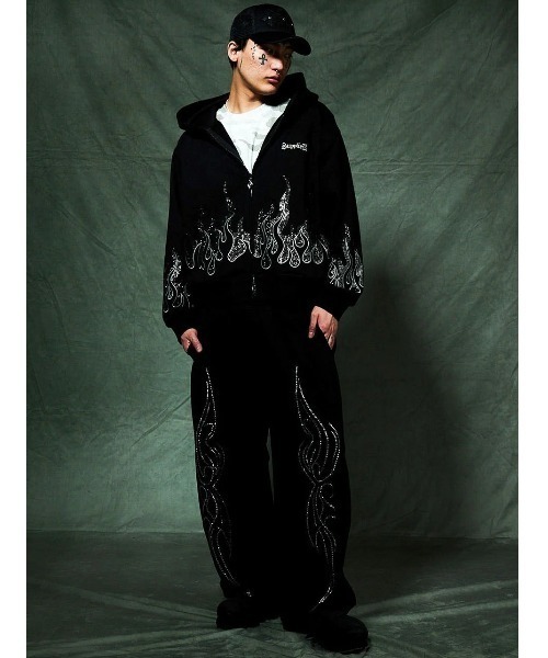 SUPPLIER(サプライヤー)の「A'GEM/9 × .kom 『SUPPLIER/サプライヤー』 Fire Pattern Rhinestone Zip Hoodie/ファイヤーパターン ラインストーン ジップ パーカー(パーカー・メンズ・ブラック/レッド・L)」の3枚目の写真