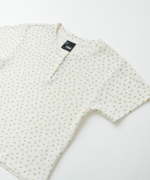 FCMM（エフシーエムエム）の「FLOWER THERMAL HENLEY NECK TEE / フラワーサーマルヘンリーネックTee（Tシャツ/カットソー・レディース・グレー/アイボリー・SMALL/MEDIUM）」の4枚目の写真