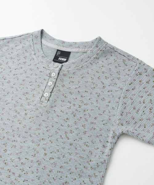 FCMM（エフシーエムエム）の「FLOWER THERMAL HENLEY NECK TEE / フラワーサーマルヘンリーネックTee（Tシャツ/カットソー・レディース・グレー/アイボリー・SMALL/MEDIUM）」の3枚目の写真