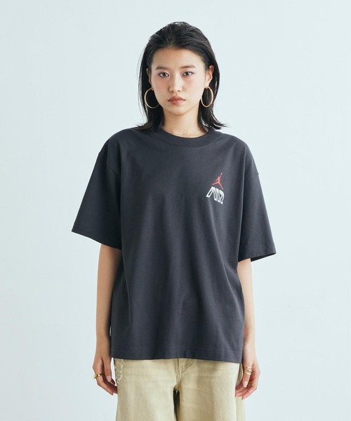 JORDAN BRAND(ジョーダンブランド)の「ジョーダン フライト ウィメンズ グラフィック T シャツ / Jordan Flight Women's Graphic T-Shirt IM7133-045 Off Noir(Tシャツ/カットソー・レディース・ブラック系その他・L/XS/S/M/XL)」の2枚目の写真