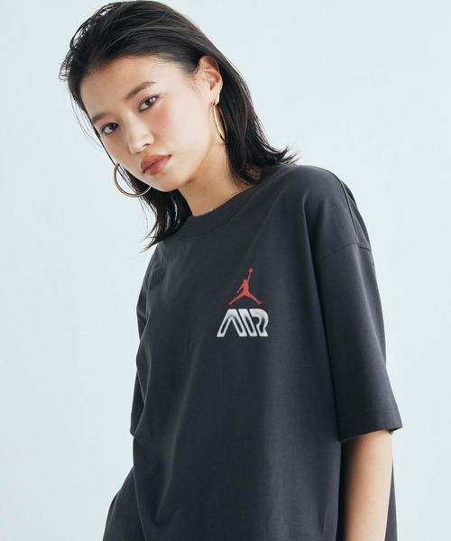 JORDAN BRAND(ジョーダンブランド)の「ジョーダン フライト ウィメンズ グラフィック T シャツ / Jordan Flight Women's Graphic T-Shirt IM7133-045 Off Noir(Tシャツ/カットソー・レディース・ブラック系その他・L/XS/S/M/XL)」の4枚目の写真