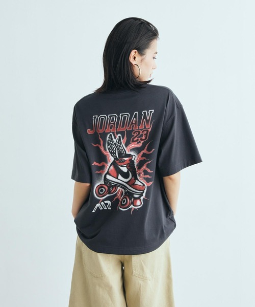 JORDAN BRAND(ジョーダンブランド)の「ジョーダン フライト ウィメンズ グラフィック T シャツ / Jordan Flight Women's Graphic T-Shirt IM7133-045 Off Noir(Tシャツ/カットソー・レディース・ブラック系その他・L/XS/S/M/XL)」の3枚目の写真