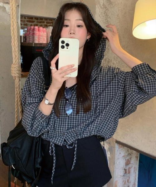 STAY MOTION（ステイモーション）の「【WEB限定】フード付き裾ドロストチェック柄シャツ［骨格ナチュラル／韓国ファッション／カジュアル］（シャツ/ブラウス・レディース・ブラック/アイボリー・F）」の13枚目の写真
