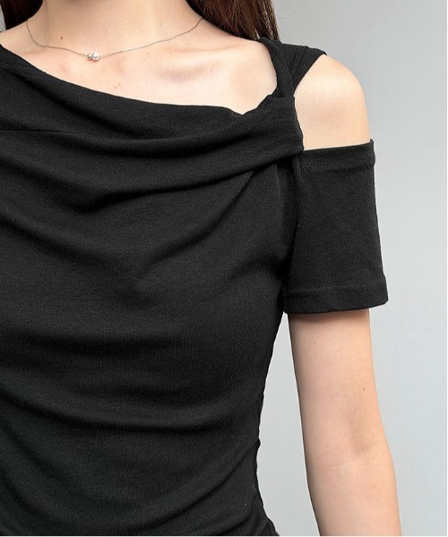 &soiree(アンドソワレ)の「ワンショルダーアシンメトリーネックタイトトップス(Tシャツ/カットソー・レディース・オフホワイト/ブラック・FREE)」の5枚目の写真