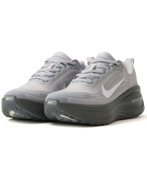 NIKE(ナイキ)の「NIKE VOMERO PLUS / ナイキ ズーム ボメロ プラス【SP】(スニーカー・メンズ・グレー・28.5cm/28.0cm/27.5cm/27.0cm/26.5cm/26.0cm)」の1枚目の写真