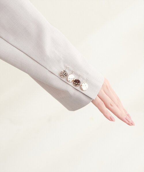 natural couture(ナチュラルクチュール)の「【sherbet line】UV接触冷感 金釦べこべこテーラージャケット(テーラードジャケット・レディース・ライトグレー/ネイビー/ブラウン/ライトベージュ・FREE)」の17枚目の写真