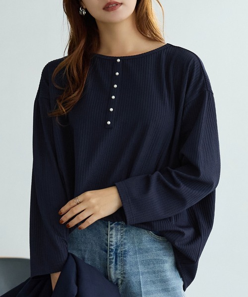 alotta(アロッタ)の「ラクラク上品に決まる!前後2WAYパールデザインゆるトップス(Tシャツ/カットソー・レディース・ネイビー/モカ/ブラック/ロイヤルブルー/レッド系その他・L/LL/M)」の1枚目の写真