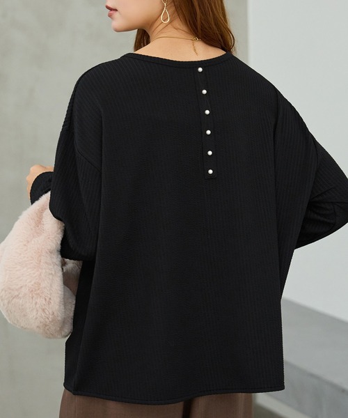 alotta(アロッタ)の「ラクラク上品に決まる!前後2WAYパールデザインゆるトップス(Tシャツ/カットソー・レディース・ネイビー/モカ/ブラック/ロイヤルブルー/レッド系その他・L/LL/M)」の2枚目の写真