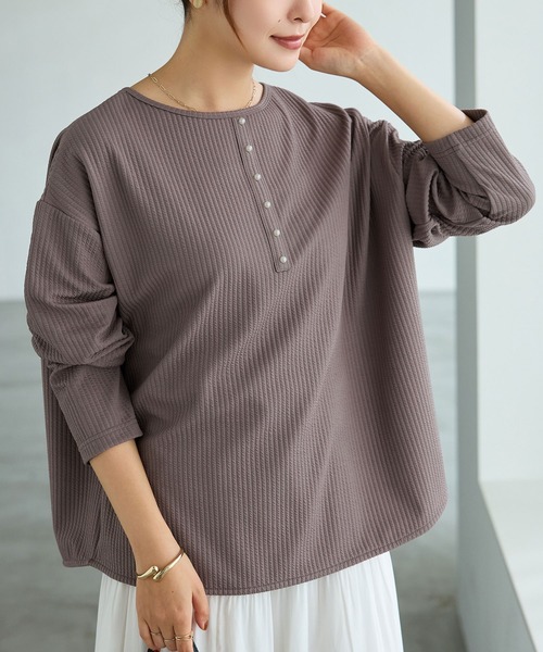 alotta(アロッタ)の「ラクラク上品に決まる!前後2WAYパールデザインゆるトップス(Tシャツ/カットソー・レディース・ネイビー/モカ/ブラック/ロイヤルブルー/レッド系その他・L/LL/M)」の3枚目の写真