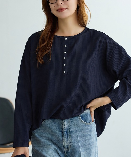 alotta(アロッタ)の「ラクラク上品に決まる!前後2WAYパールデザインゆるトップス(Tシャツ/カットソー・レディース・ネイビー/モカ/ブラック/ロイヤルブルー/レッド系その他・L/LL/M)」の22枚目の写真