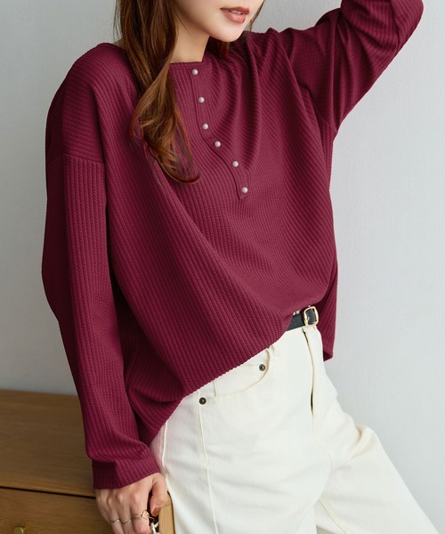 alotta(アロッタ)の「ラクラク上品に決まる!前後2WAYパールデザインゆるトップス(Tシャツ/カットソー・レディース・ネイビー/モカ/ブラック/ロイヤルブルー/レッド系その他・L/LL/M)」の12枚目の写真