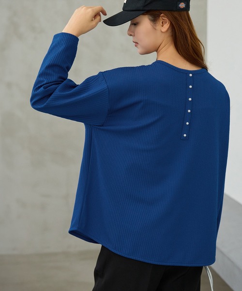 alotta(アロッタ)の「ラクラク上品に決まる!前後2WAYパールデザインゆるトップス(Tシャツ/カットソー・レディース・ネイビー/モカ/ブラック/ロイヤルブルー/レッド系その他・L/LL/M)」の7枚目の写真