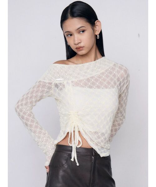 EMODA(エモダ)の「アシンメトリーオフショルダートップ(Tシャツ/カットソー・レディース・アイボリー/ブラック/ベージュ・FREE)」の2枚目の写真