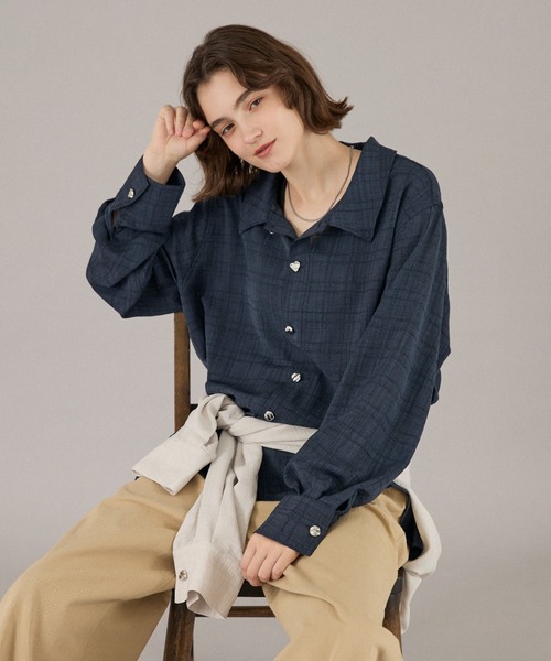 ONCILY（オンシェリー）の「SILVER BUTTON LONG SLEEVE SHIRT / シルバーボタンロングスリーブシャツ（シャツ/ブラウス・メンズ・ネイビー系/ホワイト系その他/ブラウン/オフホワイト/ネイビー/ブラック/ダークブラウン・SMALL/MEDIUM/LARGE）」の7枚目の写真