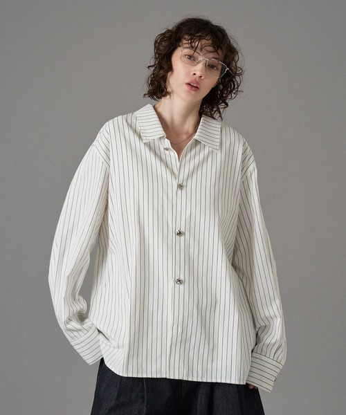 ONCILY（オンシェリー）の「SILVER BUTTON LONG SLEEVE SHIRT / シルバーボタンロングスリーブシャツ（シャツ/ブラウス・メンズ・ネイビー系/ホワイト系その他/ブラウン/オフホワイト/ネイビー/ブラック/ダークブラウン・SMALL/MEDIUM/LARGE）」の2枚目の写真