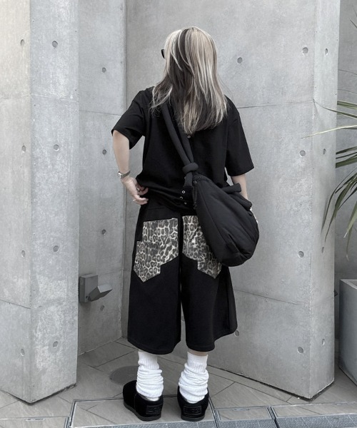 YACA（ヤーカ）の「Back Eyelet Tee/バックアイレットT（Tシャツ/カットソー・レディース・ブラック/ホワイト・FREE）」の4枚目の写真