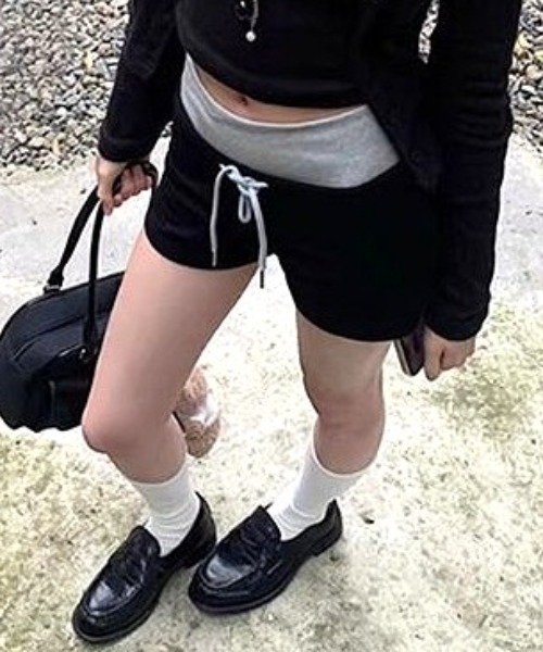 Vipoa(ヴィポア)の「Slim string short sweat pants(スウェットパンツ・レディース・グレー/ブラック/ピンク/ブルー・FREE)」の1枚目の写真