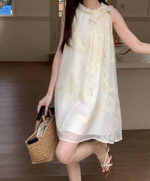 FAVORITO(ファヴォリート)の「ノースリーブ刺繍ワンピース(ワンピース・レディース・ベージュ/パープル/ブルー・F)」の12枚目の写真