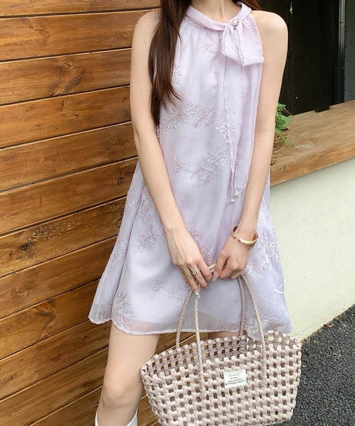 FAVORITO(ファヴォリート)の「ノースリーブ刺繍ワンピース(ワンピース・レディース・ベージュ/パープル/ブルー・F)」の15枚目の写真