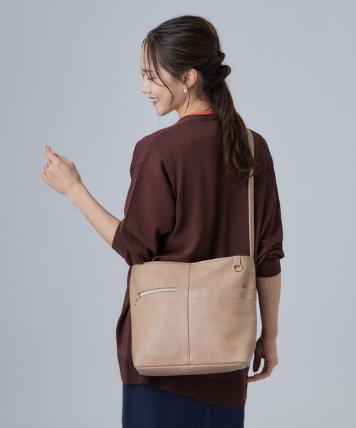 SHOO・LA・RUE(シューラルー)の「【多収納/汚れが目立ちにくい】8ポケット合皮2WAY ショルダーバッグ(ショルダーバッグ・レディース・ライトベージュ/ブルー/レッド系1/イエロー・00)」の2枚目の写真